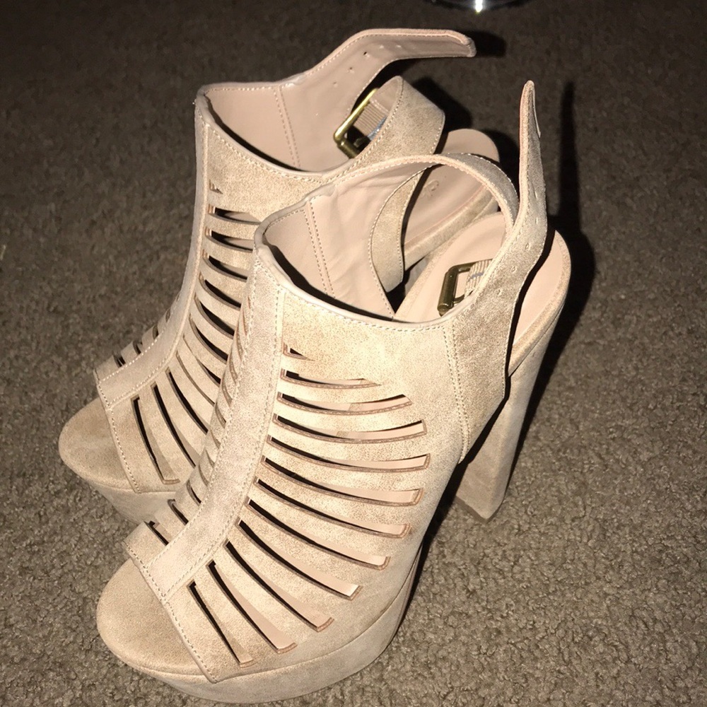 Very cute Open toe / open Heel with buckle